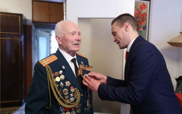 Торжественная церемония вручения проживающим в Лори российским ветеранам ВОВ медалей ко Дню Победы (4 мая 2020). Ванадзор - Sputnik Армения