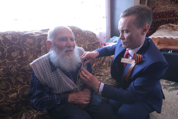 Проживающим в Лори российским ветеранам ВОВ вручили юбилейные медали ко Дню Победы - Sputnik Армения