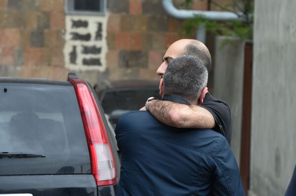 Մի՛ լացեք, կզարթնեն․ Երևանում սպանված երեխաների մայրն ու հարազատները հրաժեշտ են տվել նրանց - Sputnik Արմենիա