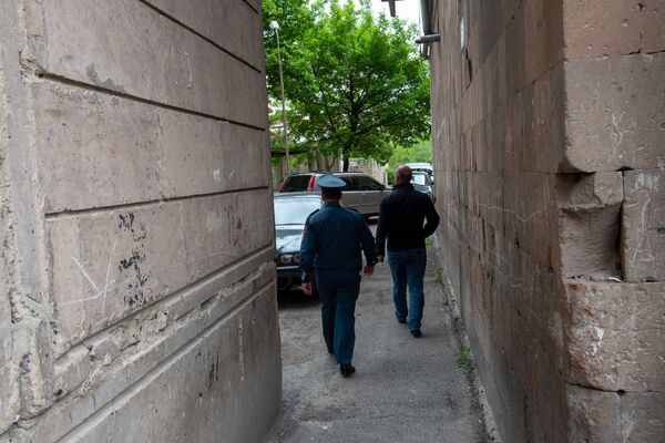 Обнял малышку и спрыгнул: соседи в шоке от поступка Меликяна и рассказали, что знают - Sputnik Армения