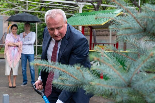 Будет хорошо расти в память о войне: в посольстве России в Армении посадили ель к 9 мая Будет хорошо расти в память о войне: в посольстве России в Армении посадили ель к 9 мая - Sputnik Армения
