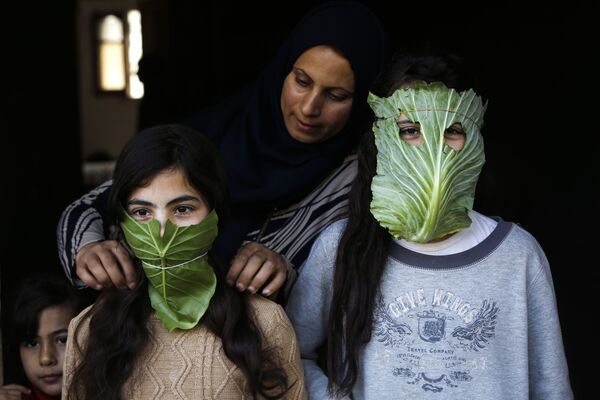 Палестинка надевает на своих детей маски из капусты - Sputnik Армения