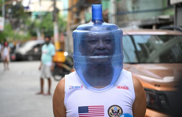 Мужчина в импровизированном защитном шлеме от коронавируса, сделанном из пластиковой бутыли, Манила - Sputnik Армения