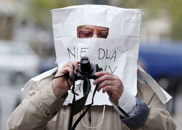 Фотограф в защитной маске, сделанной из бумажного пакета, в Варшаве, Польша - Sputnik Армения