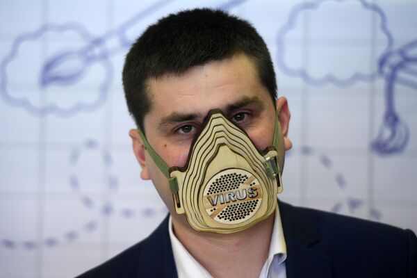 Житель Татарстана Радик Гурьев в изготовленной им многоразовой маске из фанеры  - Sputnik Армения