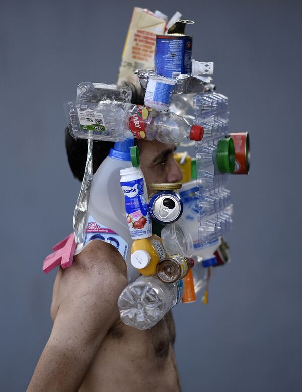 Бразильский фэшн-фотограф Марсио Родригес в самодельной защитной маске из бутылок, банок и коробок - Sputnik Армения