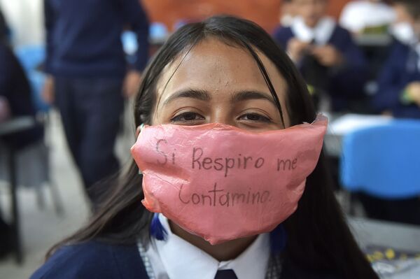 Колумбийская школьница в защитной маске из вторсырья и биоразлагаемых материалов - Sputnik Армения