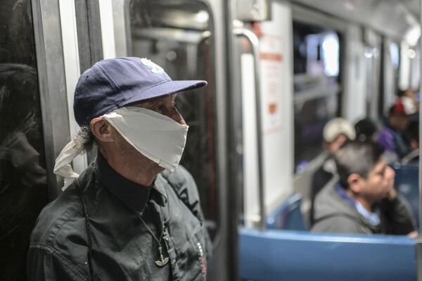 Мужчина в самодельной защитной маске из туалетной бумаги в метро в Мехико, Мексика - Sputnik Армения
