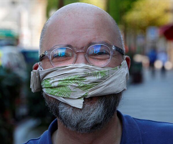 Мужчина в самодельной защитной маске из салфетки в пригороде Парижа, Франция - Sputnik Армения