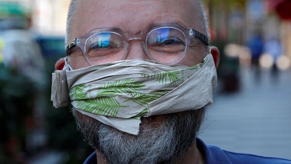Мужчина в самодельной защитной маске из салфетки в пригороде Парижа, Франция - Sputnik Армения