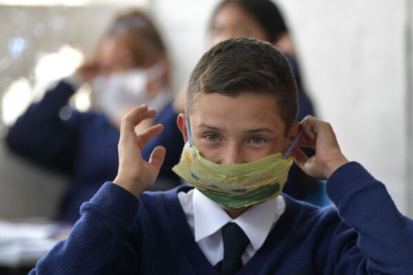 Колумбийский школьник в защитной маске из вторсырья и биоразлагаемых материалов - Sputnik Армения