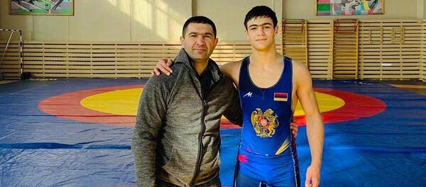 Борец греко-римского стиля Левон Гегамян с сыном Аршаком - Sputnik Արմենիա
