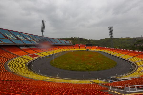 Маковое поле Раздана: как зарастает газон и увядает победный стадион Маковое поле Раздана: как зарастает газон и увядает победный стадион - Sputnik Армения