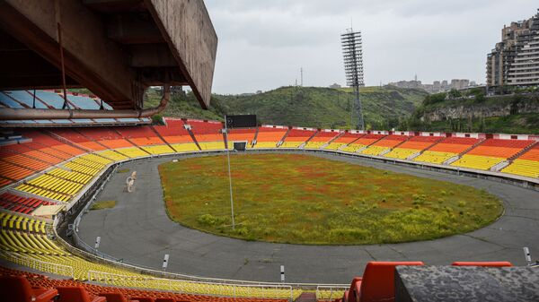 Зацветшее маками поле стадиона Раздан - Sputnik Армения