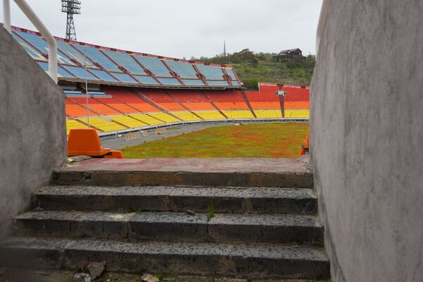 Маковое поле Раздана: как зарастает газон и увядает победный стадион Маковое поле Раздана: как зарастает газон и увядает победный стадион - Sputnik Армения