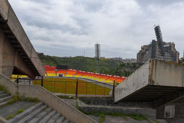 Маковое поле Раздана: как зарастает газон и увядает победный стадион Маковое поле Раздана: как зарастает газон и увядает победный стадион - Sputnik Армения