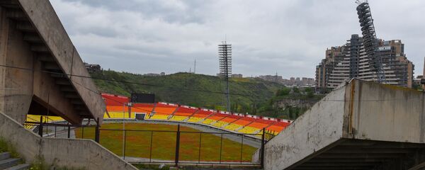 Зацветшее маками поле стадиона Раздан - Sputnik Արմենիա