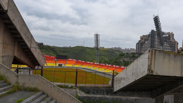 Зацветшее маками поле стадиона Раздан - Sputnik Армения