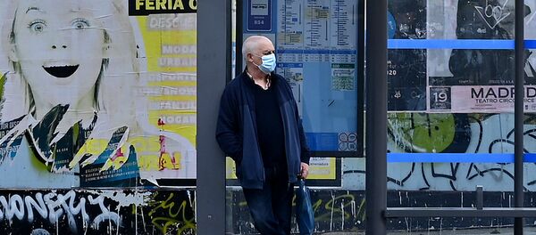 Мужчина ждет автобуса на остановке (24 апреля 2020). Мадрид Мужчина ждет автобуса на остановке (24 апреля 2020). Мадрид - Sputnik Армения