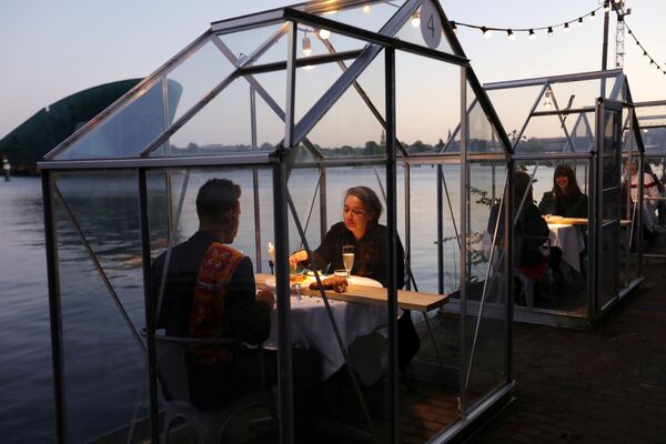 Тестирование ресторана в формате «карантинных теплиц» в Амстердаме - Sputnik Армения