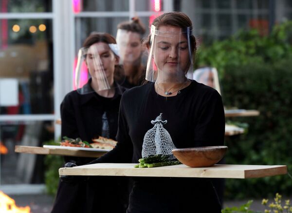 Официантки во время тестирования ресторана в формате «карантинных теплиц» в Амстердаме - Sputnik Армения