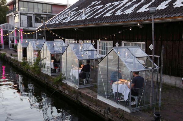 Тестирование ресторана в формате «карантинных теплиц» в Амстердаме  - Sputnik Армения