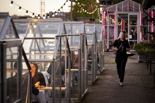 Официанты во время работы в ресторане в формате «карантинных теплиц» в Амстердаме - Sputnik Армения