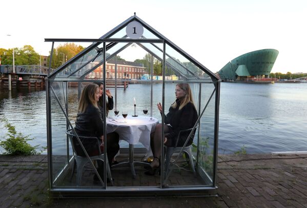 Модели тестируют ресторан в формате «карантинных теплиц» в Амстердаме - Sputnik Армения