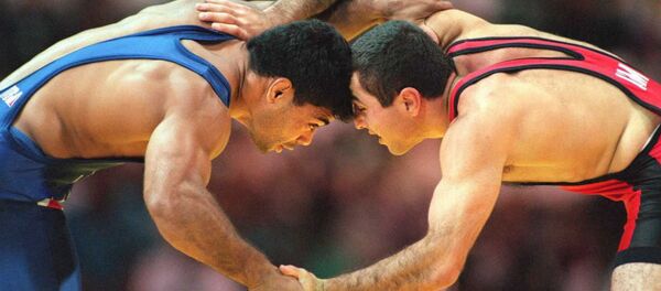 Борец Араик Геворгян (справа) против Таунсенда Сондерса (США) во время полуфинала борьбы вольным стилем (68 кг) на XXVI Летних Олимпийских играх (31 июля 1996). Атланта Борец Араик Геворгян (справа) против Таунсенда Сондерса (США) во время полуфинала борьбы вольным стилем (68 кг) на XXVI Летних Олимпийских играх (31 июля 1996). Атланта - Sputnik Արմենիա