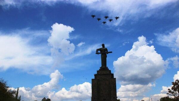 Тренировочные полёты самолётов ЮВО МО РФ в Ереване перед авиапарадом 9 мая (29 апреля 2020). Еревaн - Sputnik Արմենիա