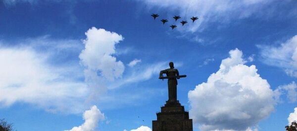 Тренировочные полёты самолётов ЮВО МО РФ в Ереване перед авиапарадом 9 мая (29 апреля 2020). Еревaн - Sputnik Արմենիա