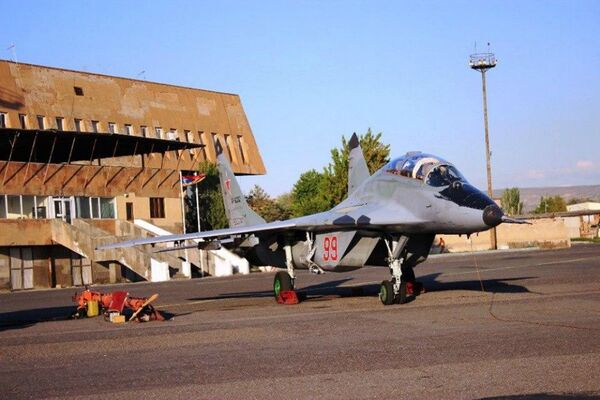 Հաղթանակի ավիաշքերթ. ՌԴ վաստակավոր օդաչուն փորձ է իրականացնում «Էրեբունի» օդանավակայանում - Sputnik Արմենիա