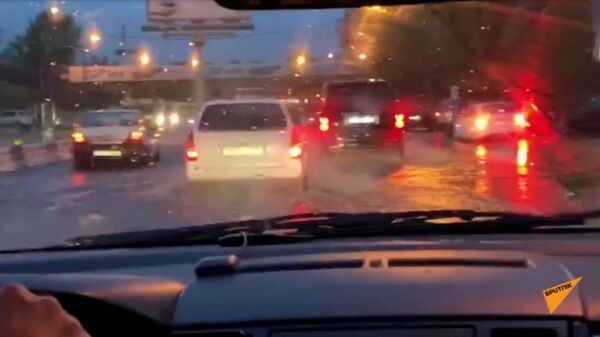 Затоплен двор у здания транспортного отдела аппарата премьера – видео о ситуации в Ереване Затоплен двор у здания транспортного отдела аппарата премьера – видео о ситуации в Ереване - Sputnik Армения