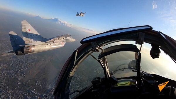 Авиапарад 9 мая: заслуженный летчик России провел подготовку на базе Эребуни - видео - Sputnik Армения