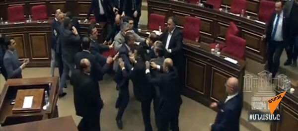 Ծեծկռտուք ԱԺ–ում. Էդմոն Մարուքյանն ու Սասուն Միքայելյանը քաշքշեցին իրար - Sputnik Армения