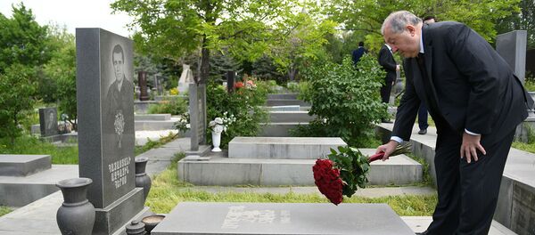 Президент Армен Саркисян посетил военный пантеон Ераблур (8 мая 2020). Еревaн - Sputnik Армения