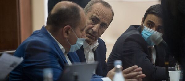 Роберт Кочарян со своими адвокатами на судебном заседании по делу 1 марта (8 мая 2020). Еревaн - Sputnik Արմենիա