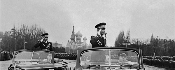 Командующий Одесским военным округом Герой Советского Союза генерал-полковник Амазасп Хачатурович Бабаджанян объезжает парадные расчёты (9 мая 1965). Москва - Sputnik Արմենիա