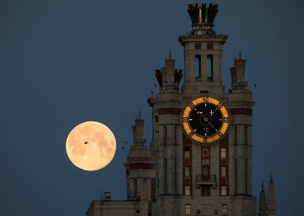 Полная Луна на фоне МГУ в Москве - Sputnik Армения