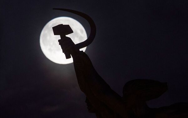 Полная Луна на фоне памятнику рабочему и колхознице на ВДНХ в Москве - Sputnik Армения