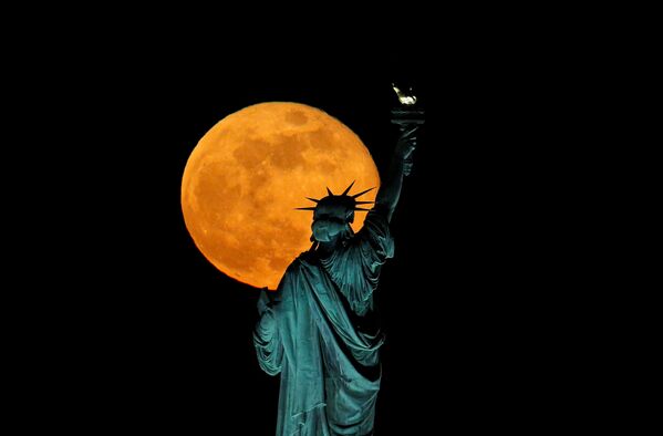 Полная или цветочная Луна на фоне статуи свободы в США - Sputnik Армения