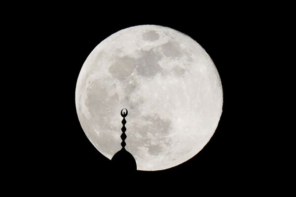 Цветочная луна над минаретом мечети в Аммане, Иордания - Sputnik Армения