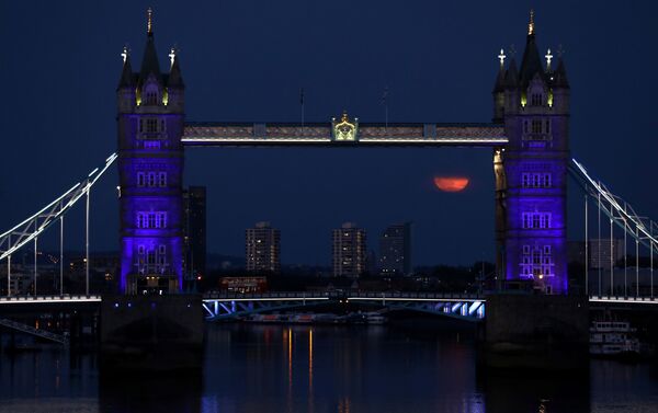 Цветочная луна над Тауэрским мостом, Лондон, Великобритания - Sputnik Армения