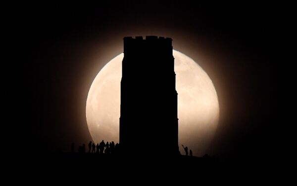 Цветочная луна над Гластонбери, Великобритания - Sputnik Армения