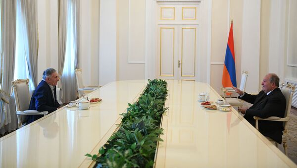 Президент Армен Саркисян принимает у себя героя Арцаха Аркадия Тер-Тадосяна (8 мая 2020). Еревaн - Sputnik Արմենիա
