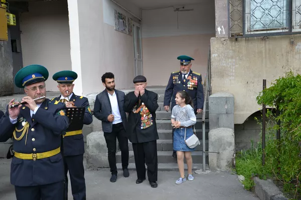 Российские пограничники поздравили армянского ветерана с 75-летием Победы в ВОВ Российские пограничники поздравили армянского ветерана с 75-летием Победы в ВОВ - Sputnik Армения