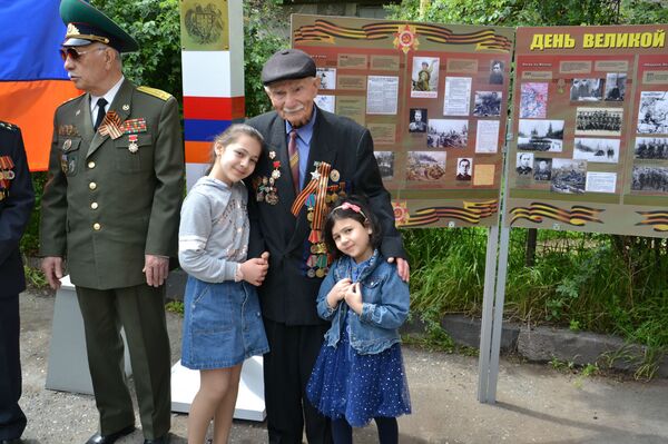 Ռուս սահմանապահները շնորհավորել են հայ վետերանին Ռուս սահմանապահները շնորհավորել են հայ վետերանին - Sputnik Արմենիա