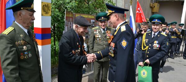 Представители ветеранских организаций посетили и поздравили ветерана Великой Отечественной войны Овсепяна Хачика Аршаковича (8 мая 2020). Еревaн Представители ветеранских организаций посетили и поздравили ветерана Великой Отечественной войны Овсепяна Хачика Аршаковича (8 мая 2020). Еревaн - Sputnik Армения