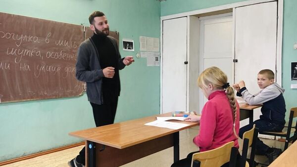 Учитель Михаил Арсланьян во время урока - Sputnik Армения