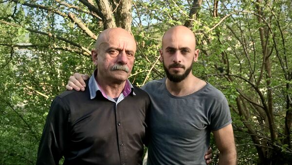 Участник освобождения Шуши Азат Адамян (слева) с сыном, участником апрельской войны, Григорием Адамяном - Sputnik Արմենիա